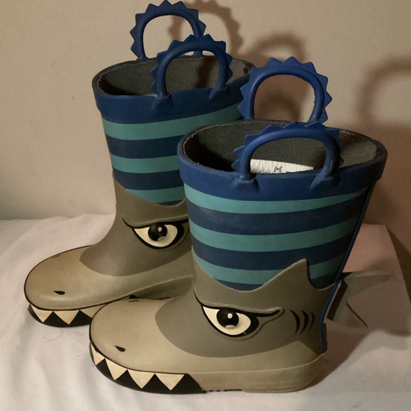 Adorable size 7/8 Member’s Mark shark rain boots. Used condition. - Picture 4 of 6
